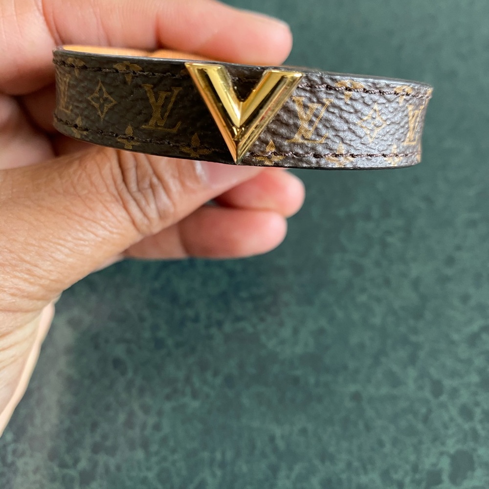 EUC Louis Vuitton Bracelet Size 17. Leather Brown and Gold